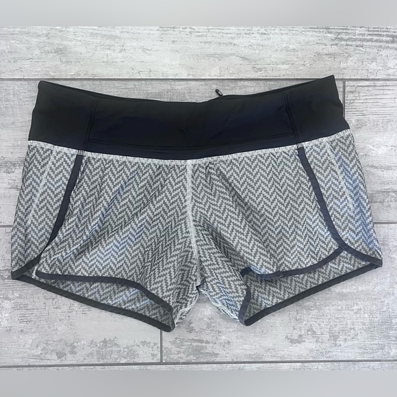 Lululemon Run Times Short Giant
Herringbone Chevron Print Gray Black Sz 8 EUC - Picture 2 of 4